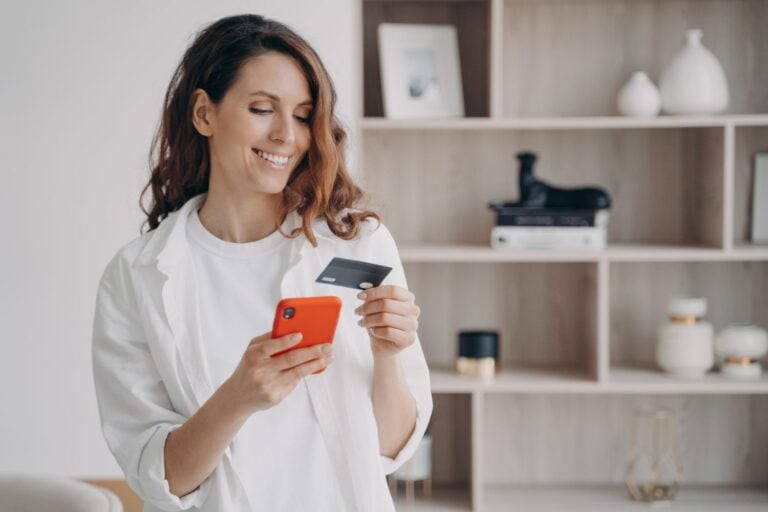 Easy payment with smartphone and card